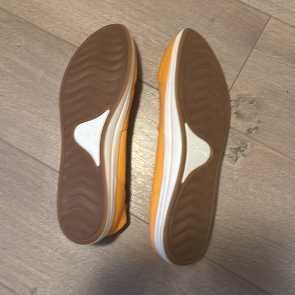 NEW Cloudsteppers by Clarks Orange Size 10 Flats - Picture 5 of 6